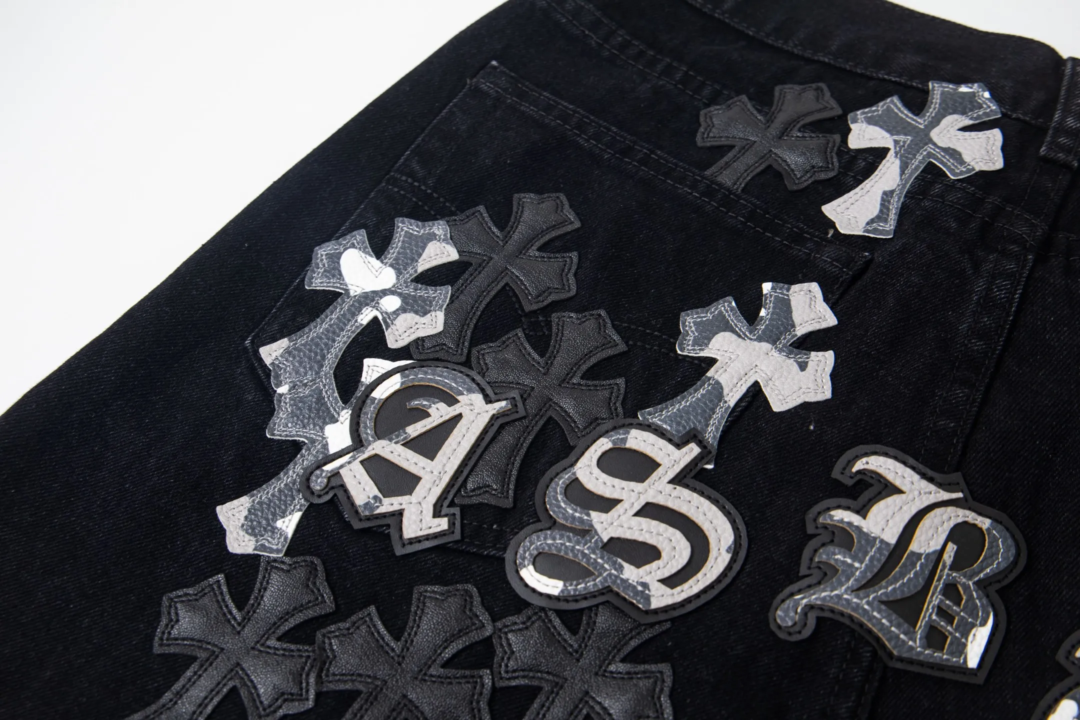 P260 Chrome Hearts Chrome Hearts Black Multi-leather Elements Full of Details Washed Jeans Authentically Restore the Ultimate Vintage Texture Three-Dimensional Fit Loose and Comfortable, Not Slimming Appearing Tall and Slim Made by a Manufacturer Original Quality Control Same Style for Men and Women Can Be Matched for Couples Versatile Recommendations Must-Have Jeans for All Seasons Fashionistas Have Been Disappointed From the Quality Selection of Fabrics, Cutting of Details, and Matching of Patterns, Everything Is Impeccable! The upper body is so handsome when worn...it can be easily worn by men, women and children! The craftsmanship is made of heavy-duty washed pure cotton denim fabric. After washing, it is soft and thick. It is very stylish when worn on the body. Style number: 1775# Color: black Size: 28 30 32 34 36